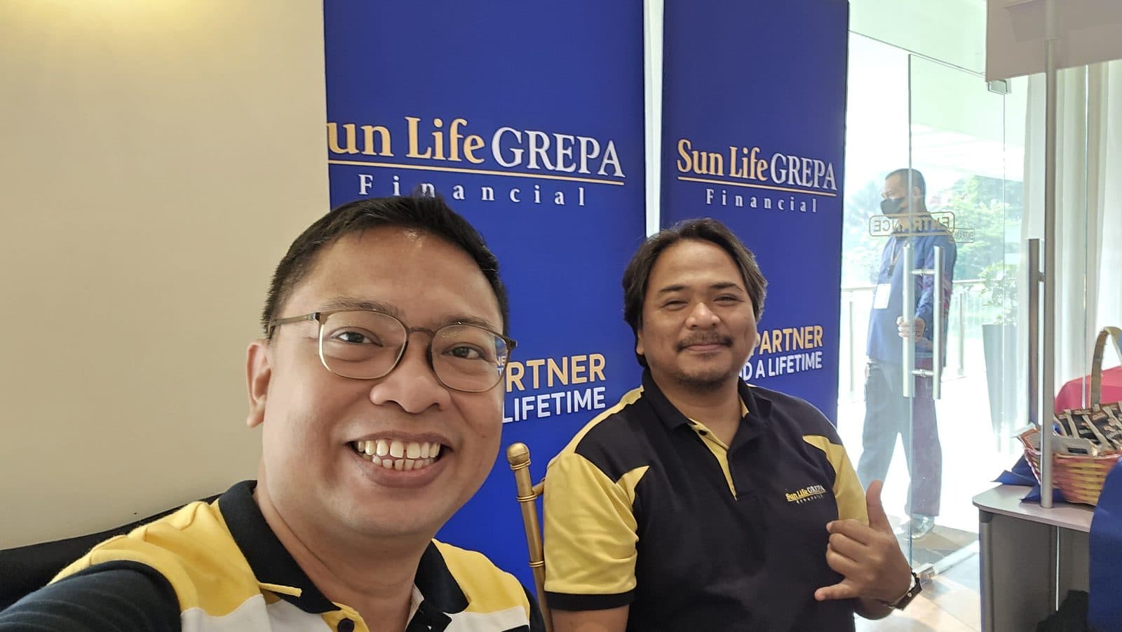 Kuya Aries mentoring members of his advisory team